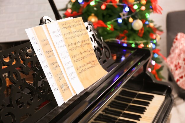 Beau piano dans la chambre. Concept de musique de Noël