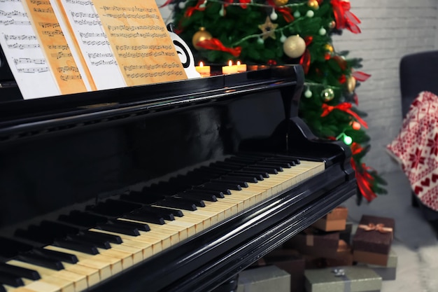 Beau piano dans la chambre. Concept de musique de Noël