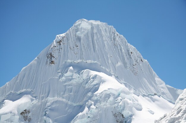 Beau pic Alpamayo dans les montagnes de la Cordillère, Pérou, Amérique du Sud