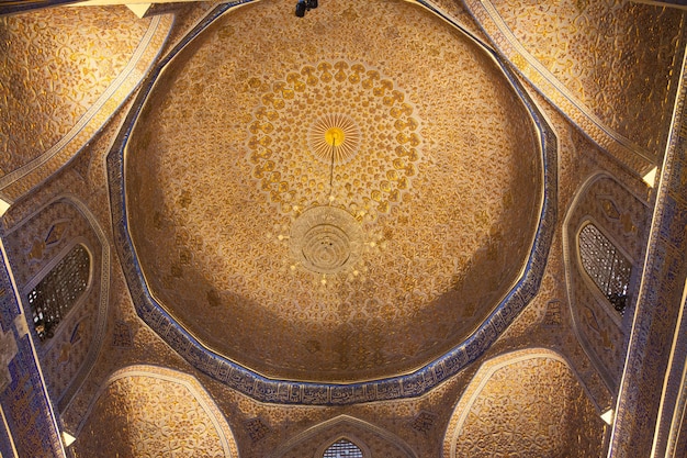 Photo beau plafond doré avec ornements, mosaïques et inscriptions arabes dans le mausolée gur emir à samarkand, ouzbékistan