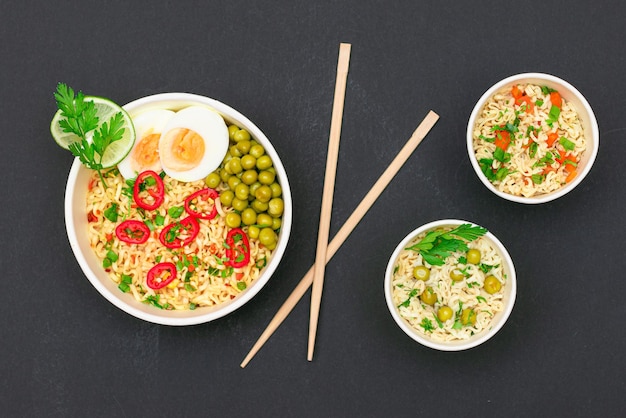 Beau plat de nouilles avec des œufs de pois verts piment rouge et verts