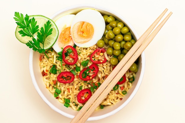 Beau plat de nouilles avec des œufs de pois verts piment rouge et verts