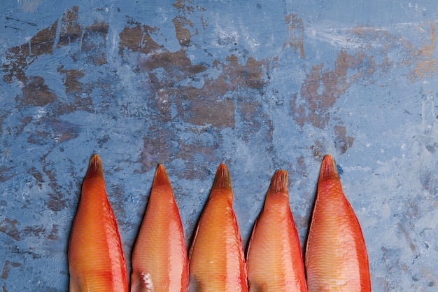 Beau poisson de mer rouge tropical Poisson-rasoir nacré sur fond bleu. Xyrichtys novacula, fruits de mer de la Méditerranée.