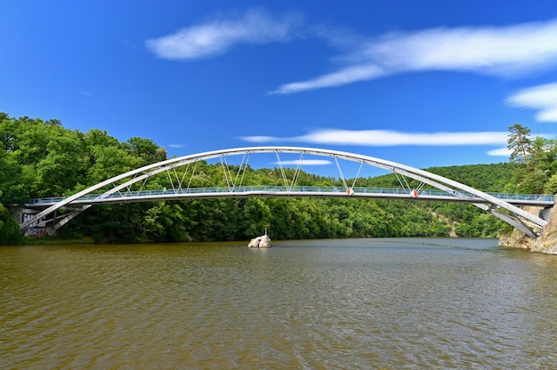 Beau pont au-dessus de l'eau Barrage de Brno Beau paysage d'été en République tchèque