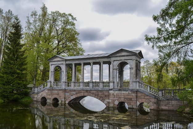 beau pont en briques dans le parc de Monrepos à Vyborg en Russie