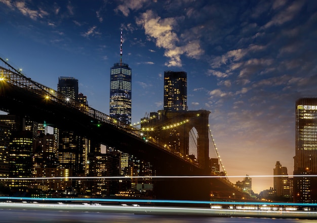 Beau pont de Brooklyn de New York City Manhattan Midtown avec des lumières vues au coucher du soleil nous