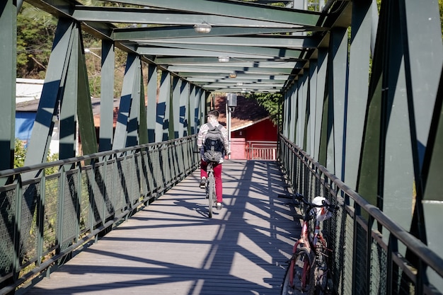 Beau pont de fer sur la rivière au milieu de la forêt enchantée