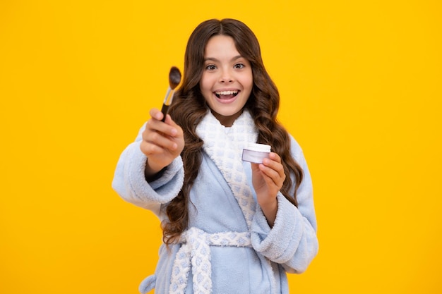 Beau portrait d'adolescente enfant artiste appliquer de la poudre avec un pinceau de maquillage Produits de maquillage Beauté et cosmétiques pour adolescents