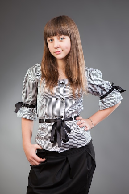 Beau portrait d'adolescente en studio