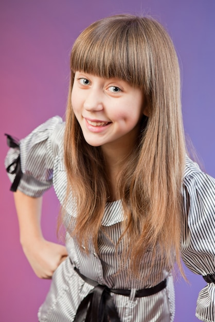 Beau portrait d'adolescente en studio