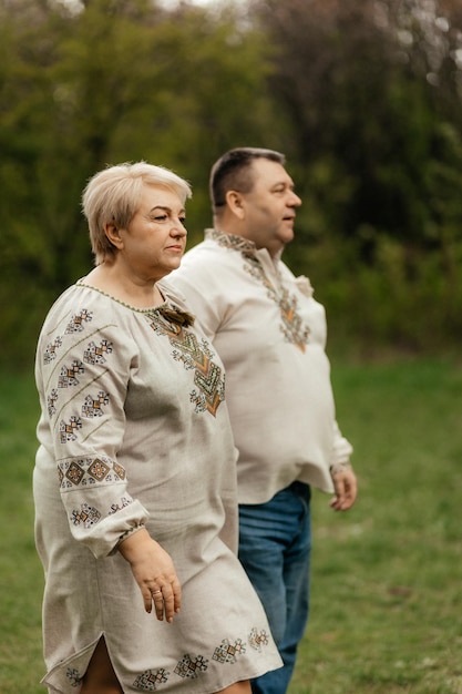 Beau portrait couple de personnes âgées assis en automne mise au point sélective