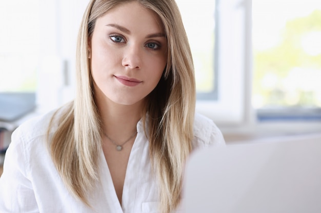 Beau portrait de femme d'affaires souriant au lieu de travail