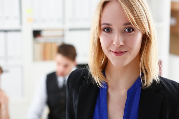 Beau portrait de femme d'affaires souriant