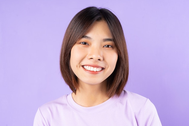 Beau portrait de femme asiatique, isolé sur fond violet