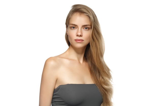 Beau portrait de femme avec des cheveux blonds de maquillage quotidien frais et une peau saine