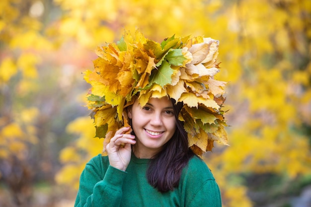 Beau portrait de femme avec une couronne de feuilles d'érable sur la tête