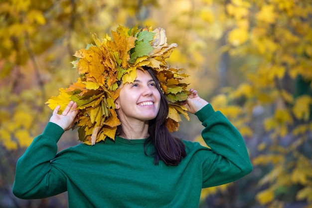 Beau portrait de femme avec une couronne de feuilles d'érable sur la tête