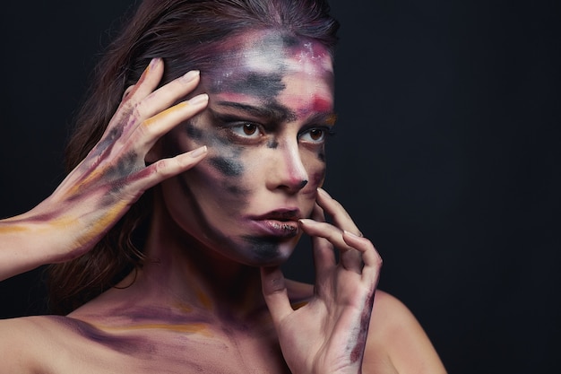 Photo beau portrait de femme avec dessin peinture sur le visage et le corps