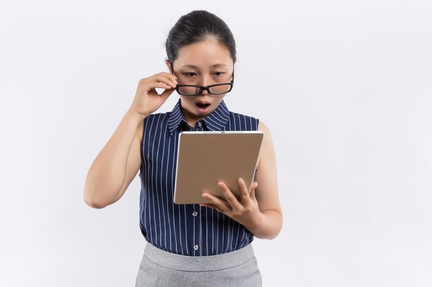 Un beau portrait de femme Une femme d'affaires asiatique utilise les nouvelles technologies et trouve des informations pour son travail Une femme d'affaires charmante se sent heureuse et apprécie son travail Une femme magnifique se tient au bureau