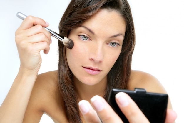 Beau portrait de femme maquillage avec brosse