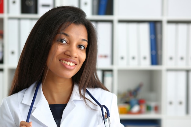 Beau portrait de femme médecin souriant noir