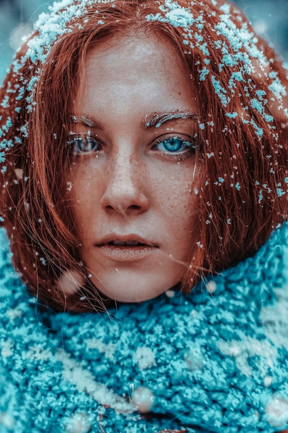 Beau portrait de femme rousse dans la neige