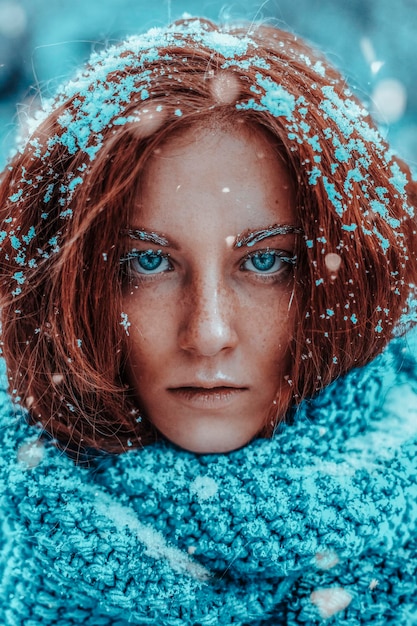 Photo beau portrait de femme rousse dans la neige