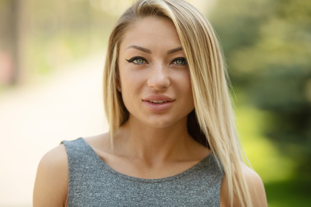 Beau portrait d'une femme souriante à l'extérieur