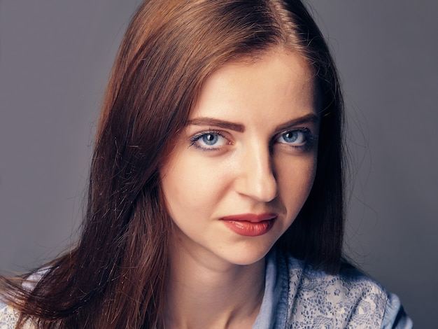 Beau portrait de femme souriante sur une surface sombre