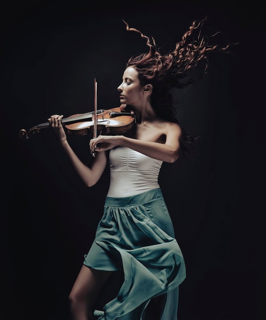 Beau portrait de femme violoniste