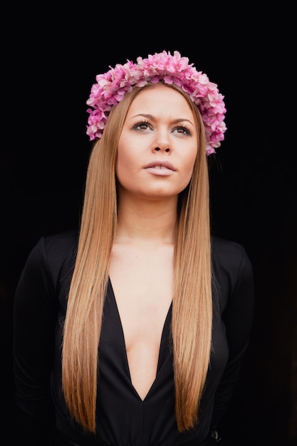 Beau portrait d&#39;une fille blonde avec une couronne de fleurs rose