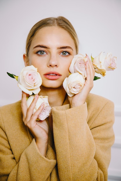 Beau portrait d'une fille avec des roses