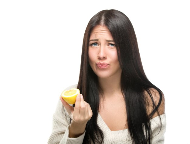 Beau portrait en gros plan de jeune femme aux citrons