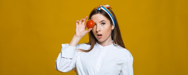 Beau portrait en gros plan d'une jeune femme à la tomate Concept d'aliments et de légumes sains