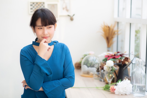 Beau portrait jeune femme asiatique souriante assise au café