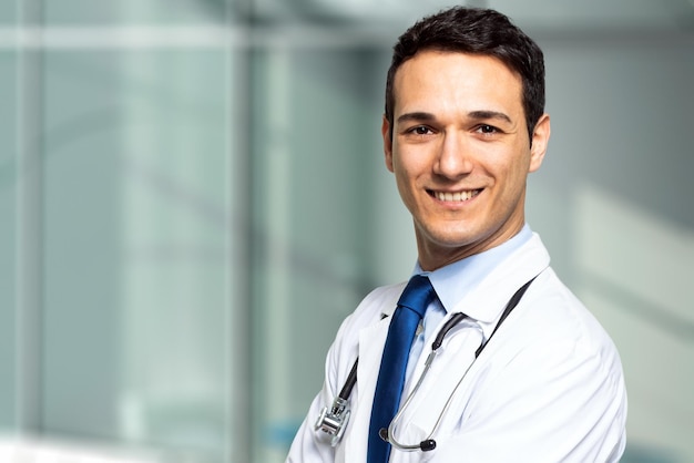 Beau portrait de jeune médecin dans son studio