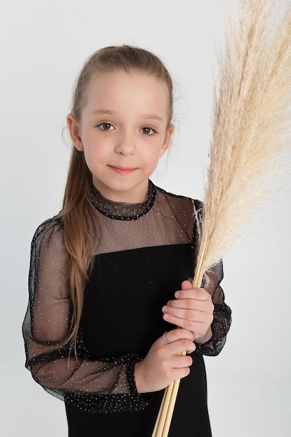 Beau portrait d'une jolie fille souriante heureuse en studio sur fond blanc les émotions des enfants