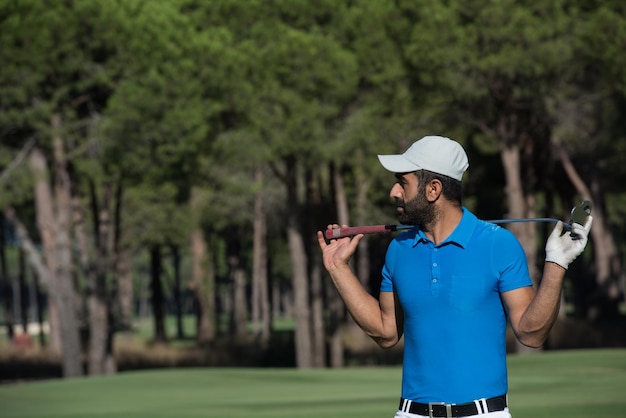 beau portrait de joueur de golf du moyen-orient au cours à la journée ensoleillée