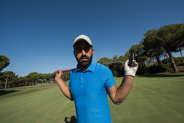 beau portrait de joueur de golf du moyen-orient au cours à la journée ensoleillée