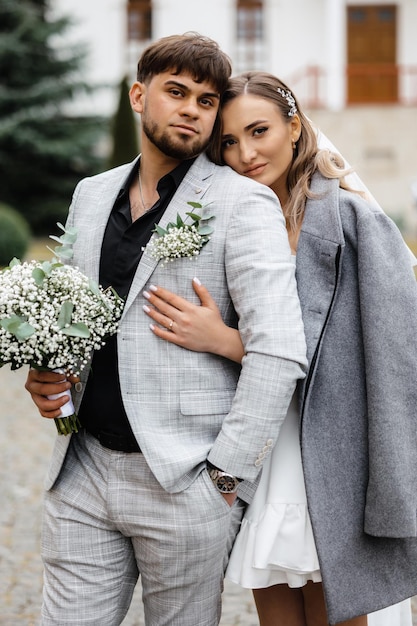 beau portrait de la mariée et du marié