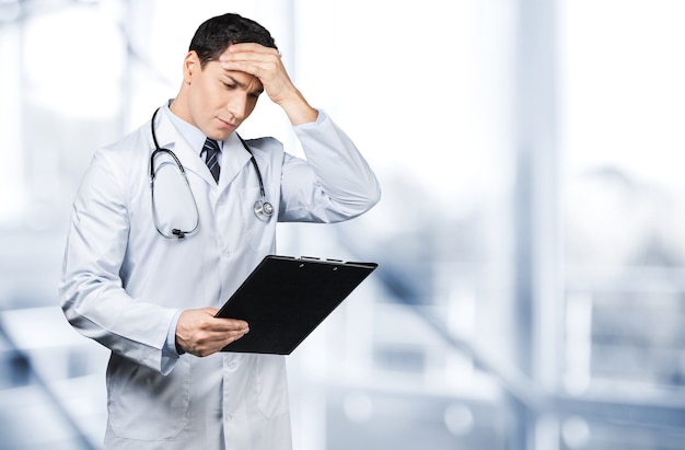 Beau portrait de médecin sur fond