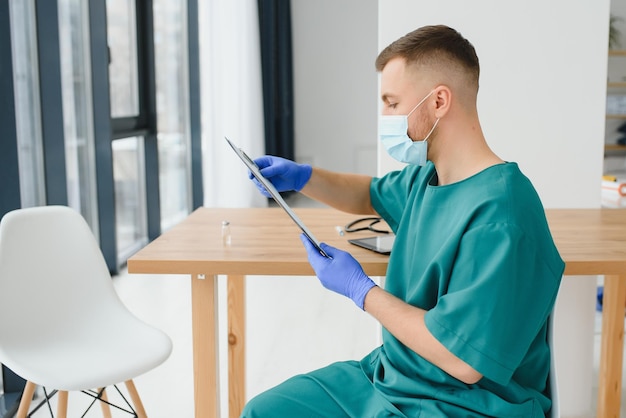 Beau portrait de médecin de sexe masculin au bureau