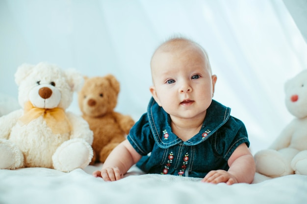 Beau portrait d&#39;un petit bébé incroyable et charmant