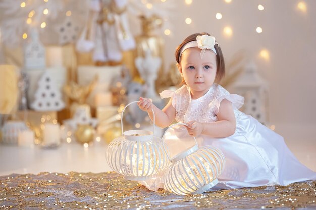 beau portrait d'une petite fille souriante sur fond brillant