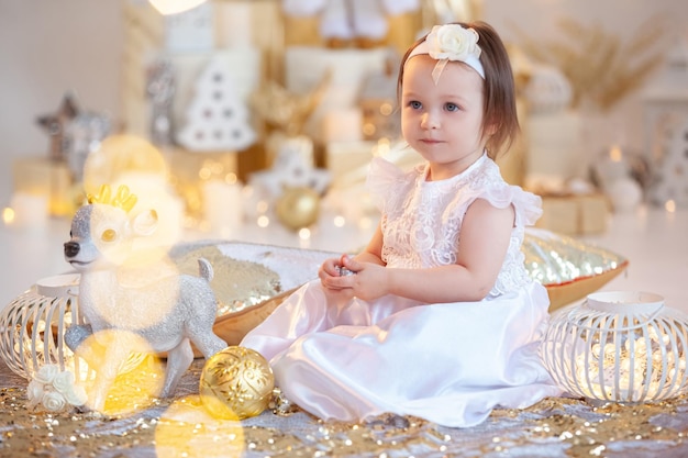 beau portrait d'une petite fille souriante sur fond brillant