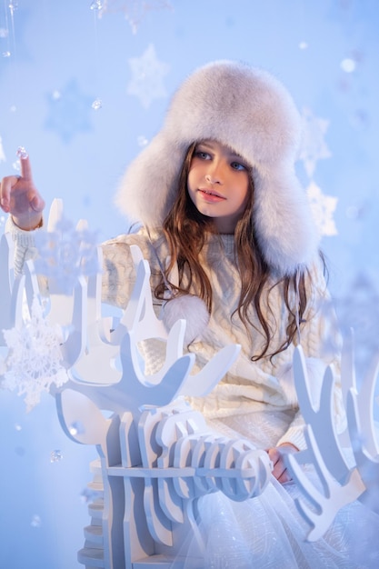 beau portrait d'une petite fille souriante sur fond brillant