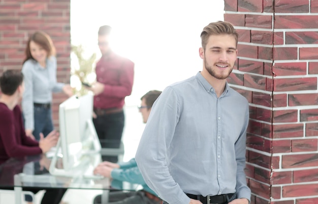 Beau portrait souriant d'homme d'affaires confiant