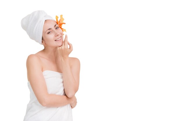 Beau portrait spa femme jeunesse et concept de soins de la peau, concept Spa sur fond blanc