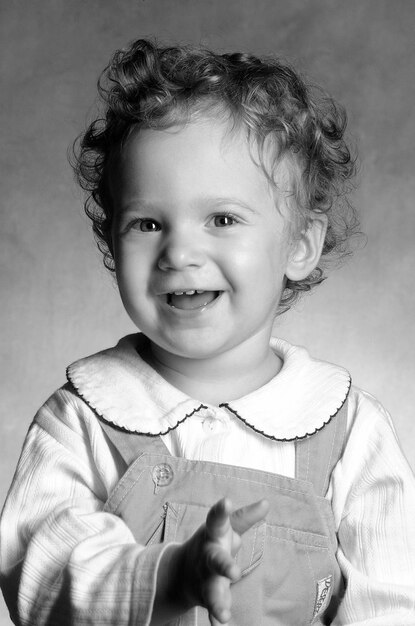 Beau portrait de studio enfant de sexe féminin