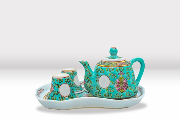 Beau pot de thé et tasse asiatique avec des motifs floraux Mocku